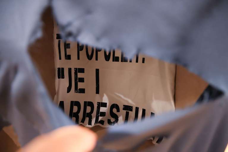 Skulpturë në tekstil dhe tel. 40 x 40 cm