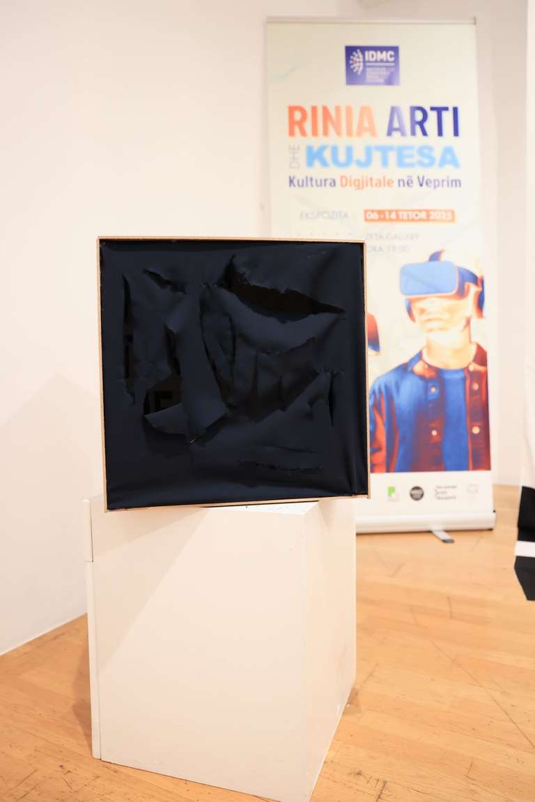 Skulpturë në tekstil dhe tel. 40 x 40 cm